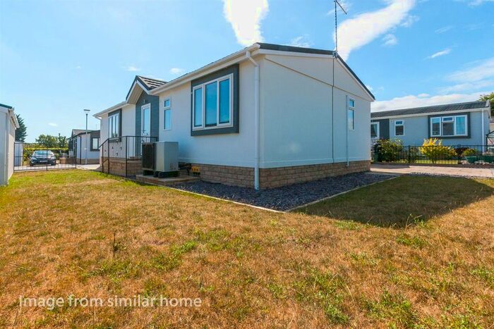2 Bedroom Mobile/park Home For Sale In Lillybrook Estate, Lyneham, Wilts, SN15