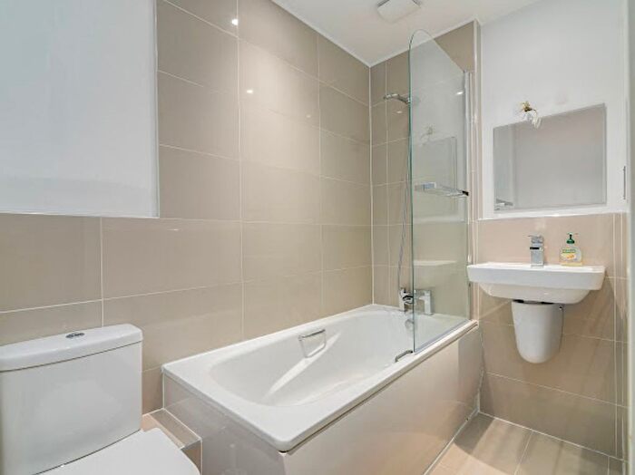 2 Bedroom Flat To Rent In Commercial Road, East End Mission, E1