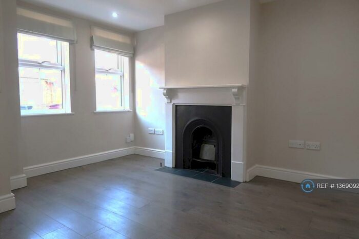 3 Bedroom Terraced House To Rent In Edgehill Street, Reading, RG1