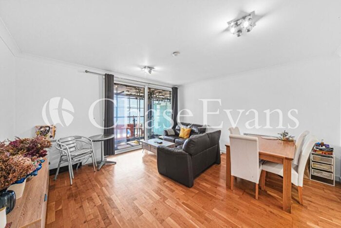 2 Bedroom Flat To Rent In Boardwalk Place, Canary Wharf, London, E14