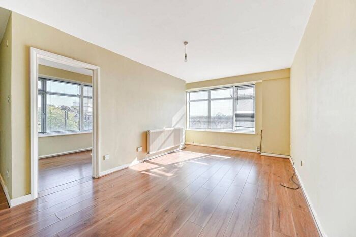 2 Bedroom Mews To Rent In High Street, Croydon, London, SE25