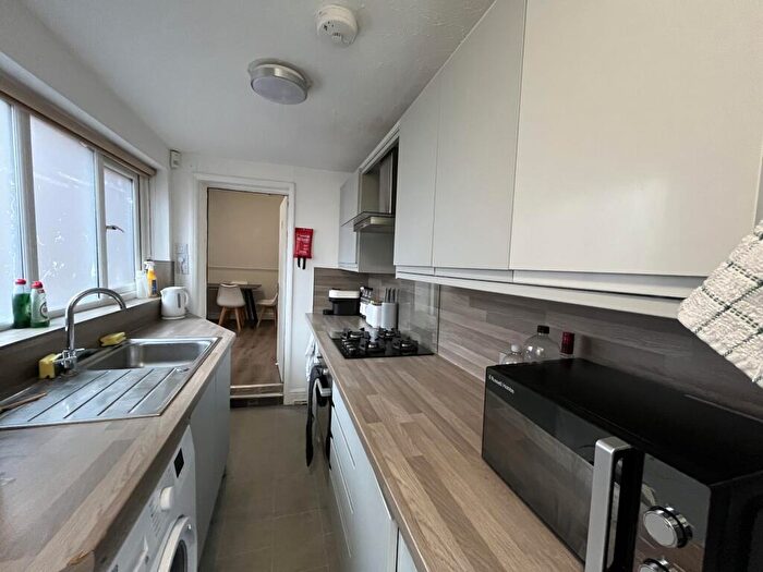 3 Bedroom End Of Terrace House To Rent In Large Bed House // July, LN2