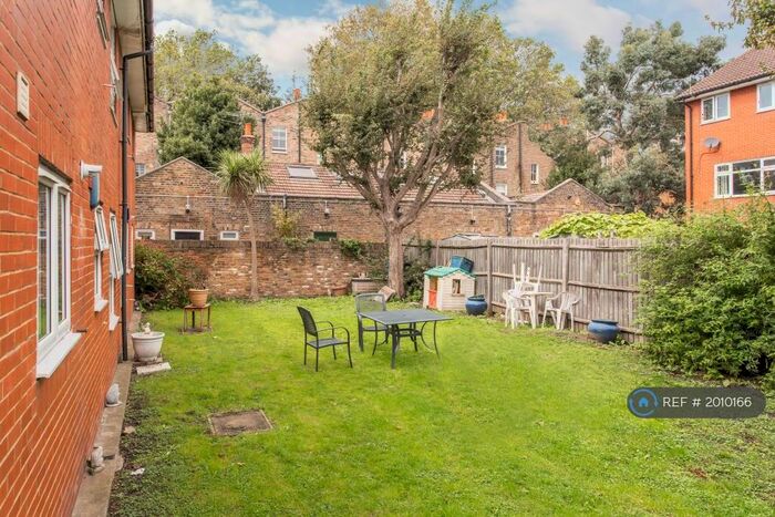 3 Bedroom Flat To Rent In Clark Street, London, E1