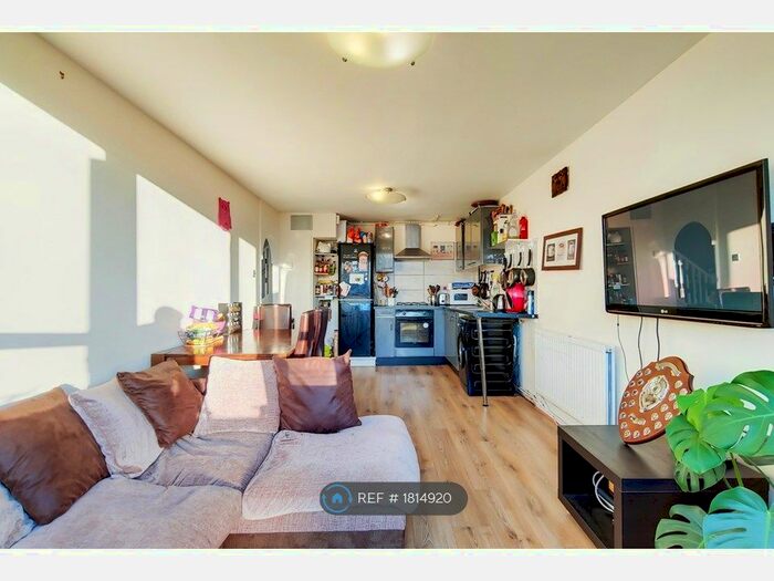 3 Bedroom Flat To Rent In Clovelly Way, London, E1