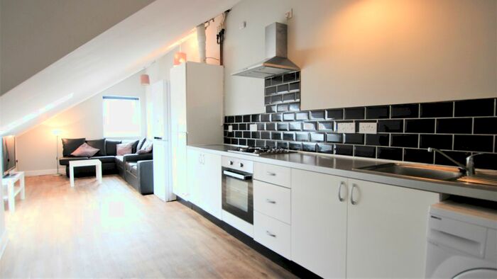 3 Bedroom Flat To Rent In Heaton Road, Heaton, Newcastle Upon Tyne, NE6