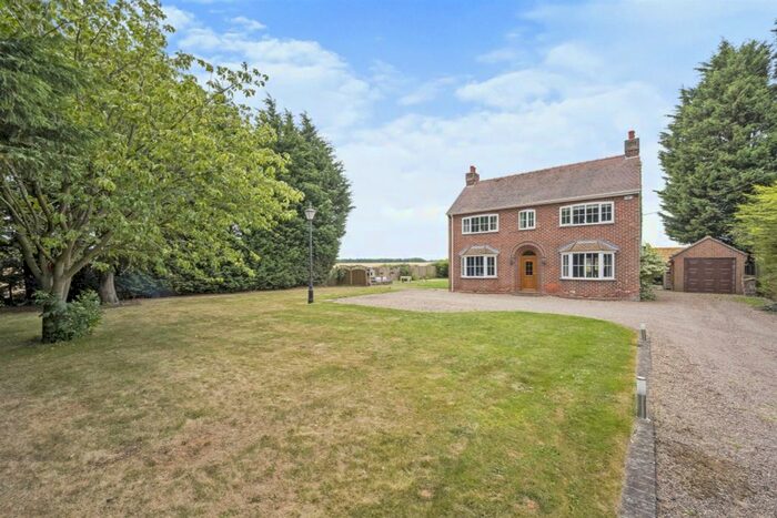 4 Bedroom Detached House For Sale In Sandtoft Road, Thorne, Doncaster, DN8