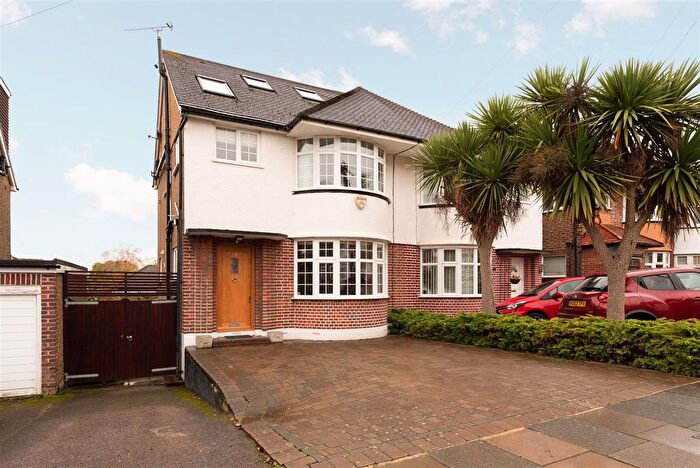 4 Bedroom Semi-detached House For Sale In Knoll Drive, London, N14
