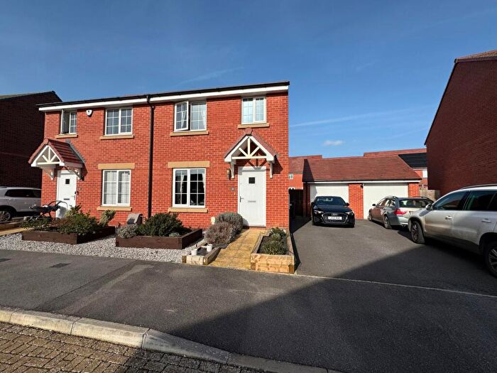 3 Bedroom Semi-Detached House For Sale In Plantation Avenue, Marcham, OX13