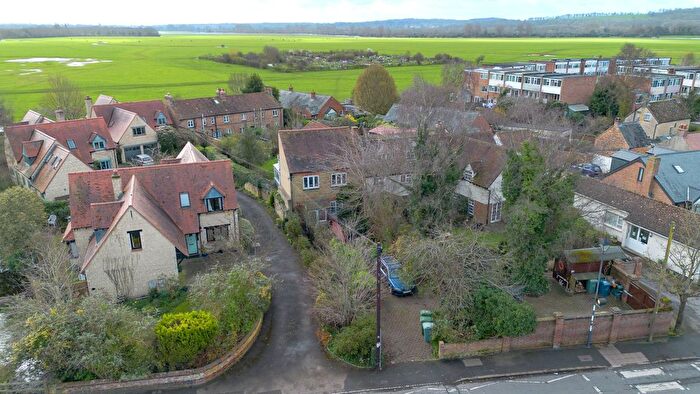 3 Bedroom Semi Detached House For Sale In Godstow Road, Wolvercote, OX2