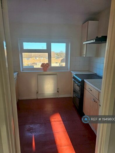 2 Bedroom Flat To Rent In Cheddar Avenue, Westcliff-On-Sea, SS0