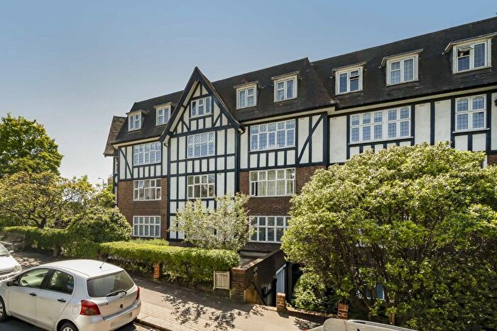 4 Bedroom Flat For Sale In Finchley Road, Childs Hill, NW2