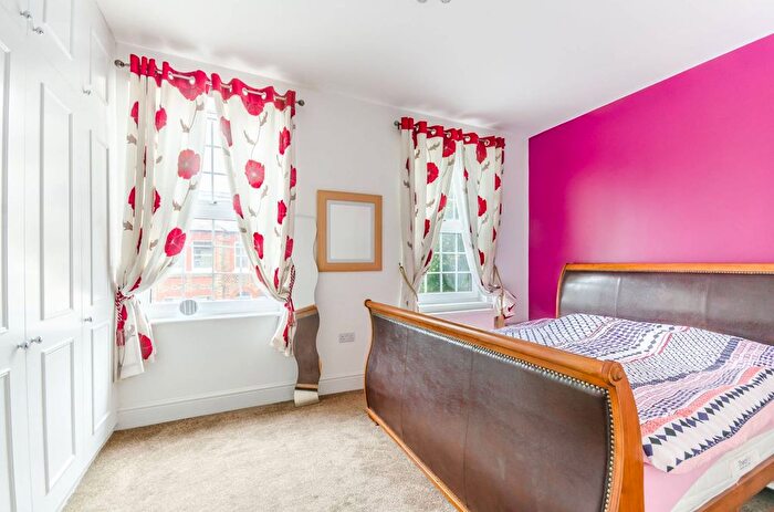 3 Bedroom Flat To Rent In Biscay Road, Hammersmith, London, W6