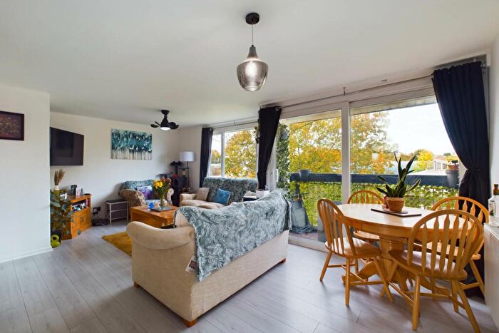 2 Bedroom Apartment For Sale In Stevenage Rise, Hemel Hempstead, HP2