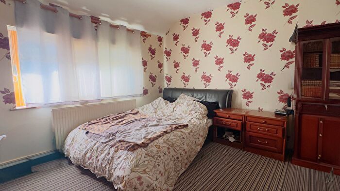 3 Bedroom Semi-detached House For Sale In Allenby Road, Southall, UB1