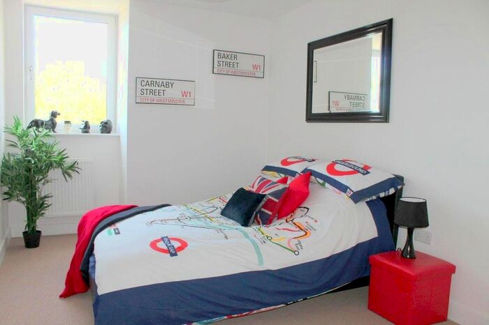 2 Bedroom Flat To Rent In Cantelupe Road, East Grinstead, RH19