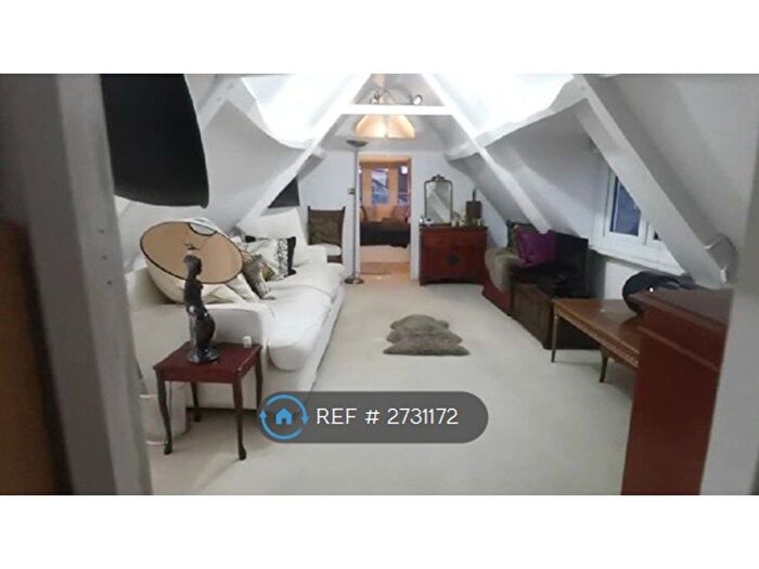 3 Bedroom Detached House To Rent In Tinkers Lane, Swindon, SN4