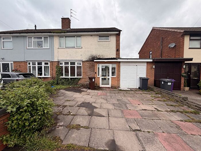 3 Bedroom Semi-Detached House For Sale In Farmbrook Avenue, Fordhouses, Wolverhampton, WV10