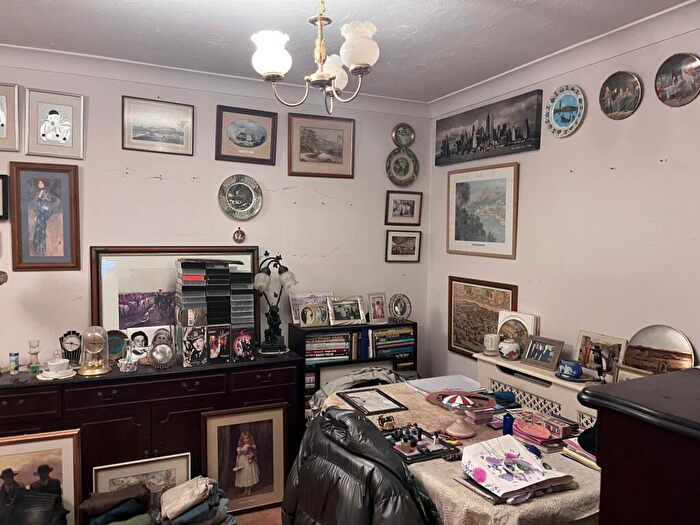 2 Bedroom Bungalow For Sale In Swallow Drive, ., Leeds, West Yorkshire, LS17