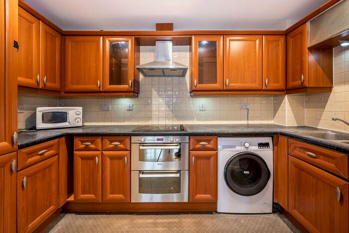 2 Bedroom Flat To Rent In Dominion Close, Hounslow, TW3