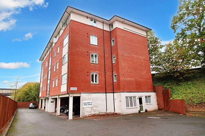 2 Bedroom Flat To Rent In North Drive, Hatfield, AL9