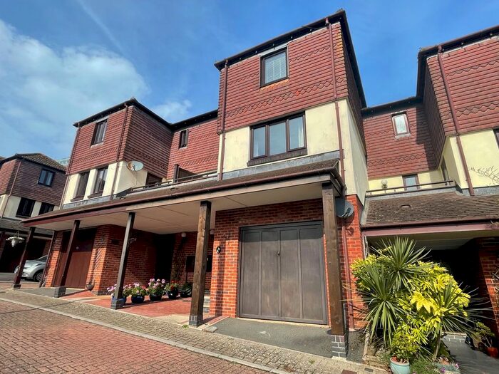 3 Bedroom Town House To Rent In Mariners Way, Paignton, TQ3