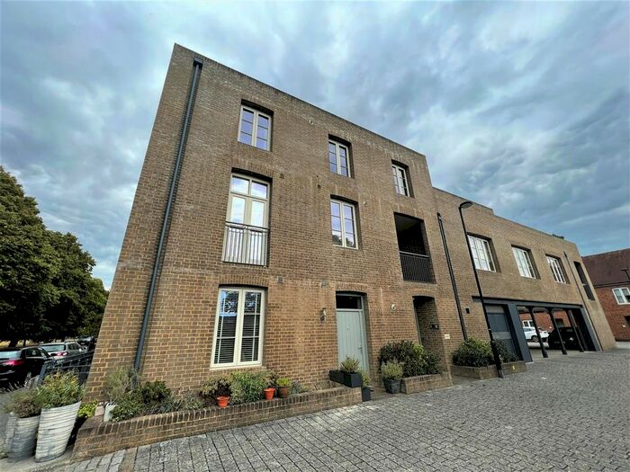 1 Bedroom Flat To Rent In Whistler Avenue, Chichester, PO19