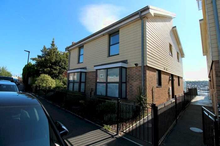 3 Bedroom Property To Rent In Arctic Road, Cowes, PO31