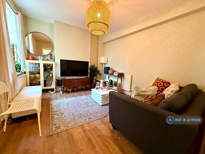 2 Bedroom Flat To Rent In Elder Gardens, London, SE27