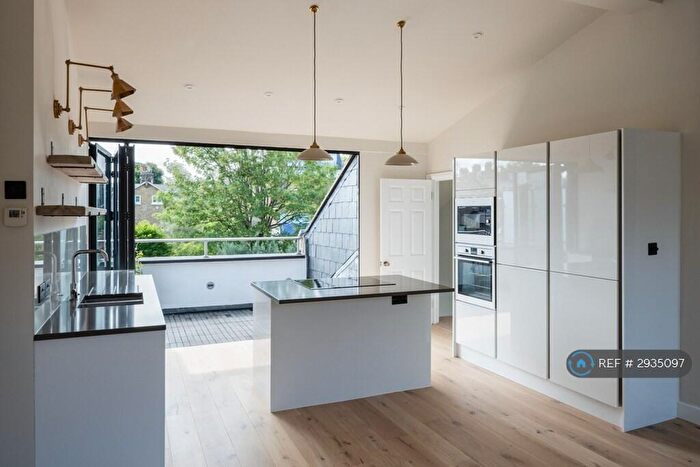 3 Bedroom Flat To Rent In Clapham, London, SW11
