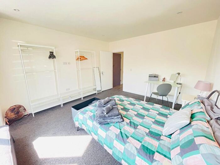 2 Bedroom Apartment To Rent In Arendale Court, Hendon Way, London, NW4