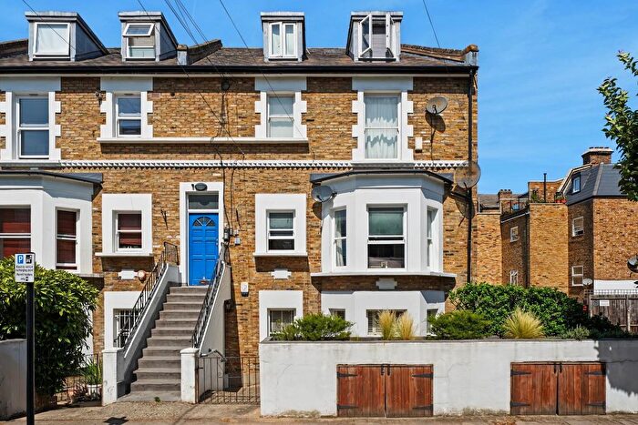 3 Bedroom Flat For Sale In Springdale Road, London, N16