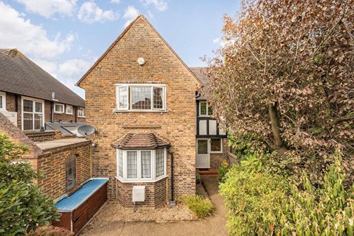 4 Bedroom Property To Rent In Upper Richmond Road West, Richmond, TW10