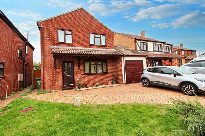 4 Bedroom Detached House For Sale In Celandine Close, Thornbury, BS35