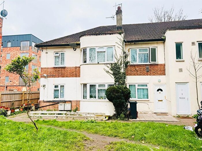 2 Bedroom Maisonette For Sale In Fir Tree Road, Hounslow, TW4