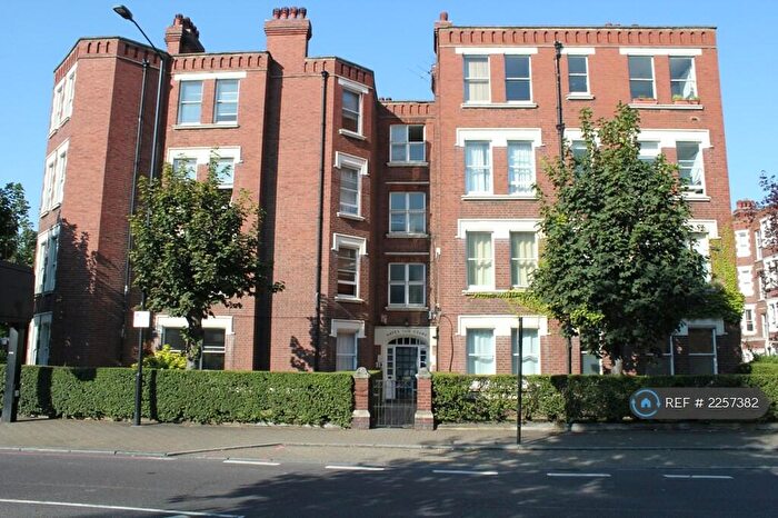 3 Bedroom Flat To Rent In Hayes Court, London, SE5