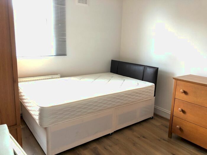 Studio To Rent In Creswick Road, Acton, W3