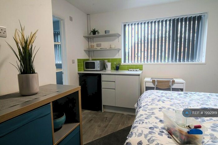 Studio To Rent In Amblecote, Stourbridge, DY8