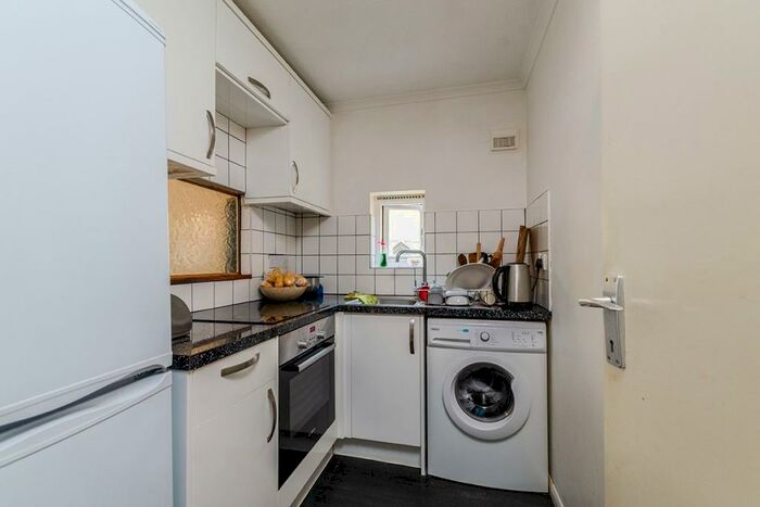 1 Bedroom Flat To Rent In Shott Close, Sutton, Surrey, SM1