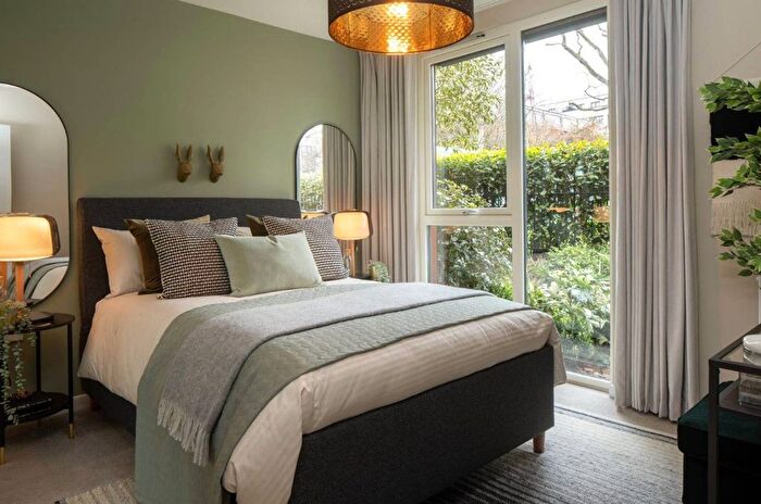 3 Bedroom Flat For Sale In Hayes Village, Hayes, UB3