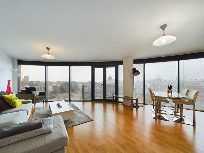 3 Bedroom Apartment To Rent In Queens Court, Dock Street, Hull, Yorkshire, HU1