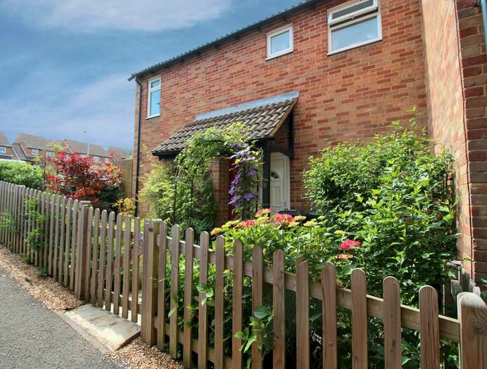 2 Bedroom Semi-Detached House To Rent In James Close, Marlow, SL7