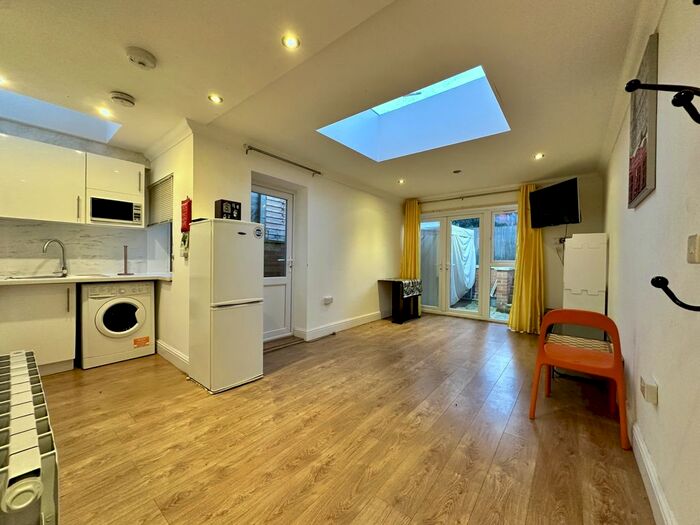 1 Bedroom Flat To Rent In Pine Road, Cricklewood, NW2