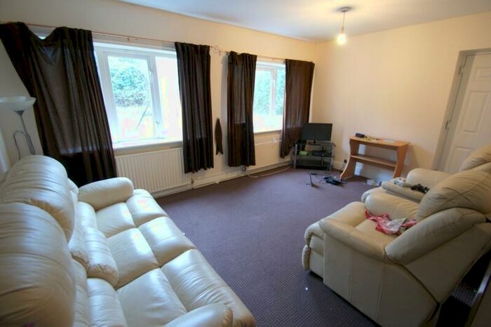 4 Bedroom Semi-Detached House To Rent In Trenic Crescent, Headingley, Leeds, LS6