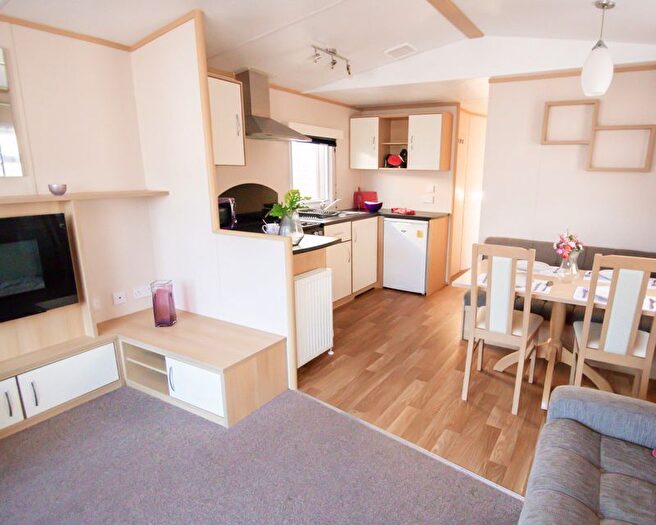 2 Bedroom Mobile/park Home For Sale In Ringwood Road, St. Leonards, Ringwood, BH24