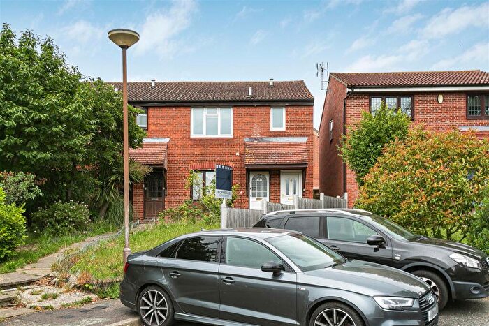 1 Bedroom Flat For Sale In Navestock Close, Chingford, E4