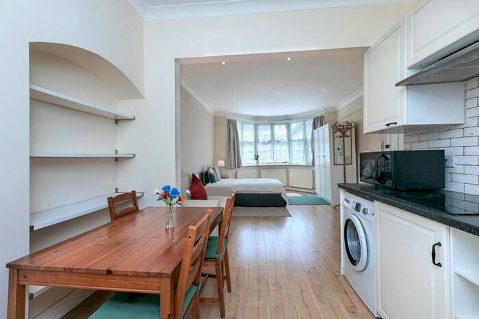 Studio To Rent In Clifton Gardens, London, NW11
