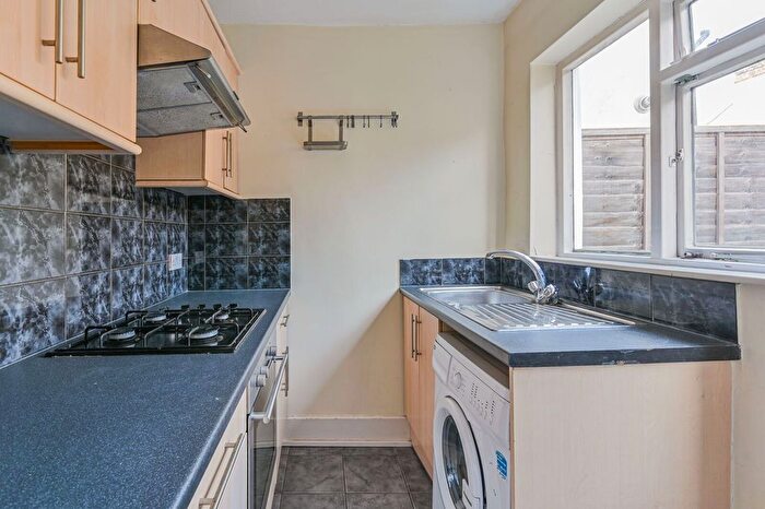 1 Bedroom Flat To Rent In Dafforne Road, Tooting Bec, London, SW17