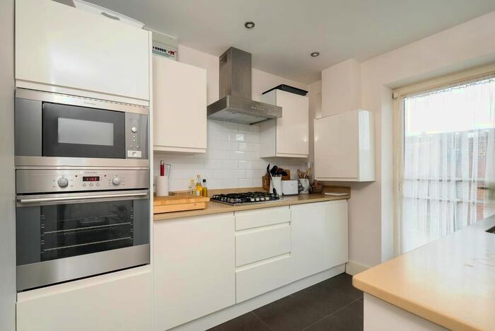 2 Bedroom Flat To Rent In Richmond Green, Surrey, TW9