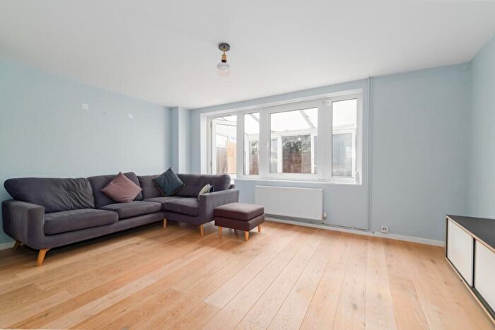 3 Bedroom Maisonette To Rent In Celandine Close, E14