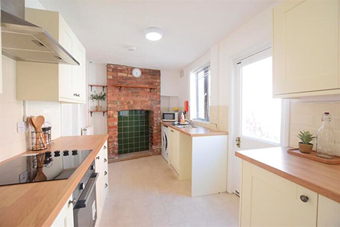 2 Bedroom Terraced House To Rent In Cross Street - Student House - /, LN5